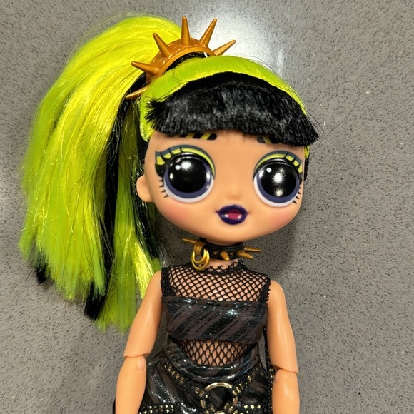 LOL! OMG doll, Bhad Gurl, accessories & stand - Picture 2 of 3